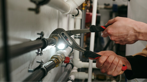 Metal pipe repairs with wrench